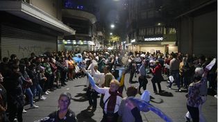 En la esquina de Sarmiento y Córdoba hubo folclore y no faltaron los bailarines para celebrar la Noche de las Peatonales.