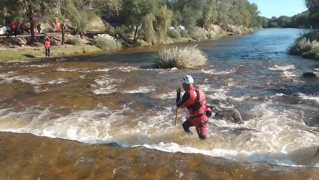 Rescatistas buscan los cuerpos de una pareja que se ahogó en Los Reartes.