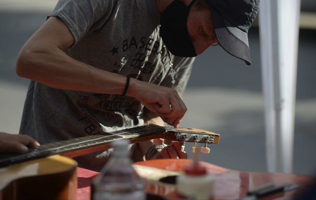 El trabajo artesanal entusiasma a chicas y chicos del barrio.