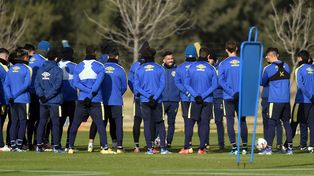 Carlos Tevez frente al grupo, en uno de los entrenamientos en Arroyo Seco. Analiza a todos y después decide.