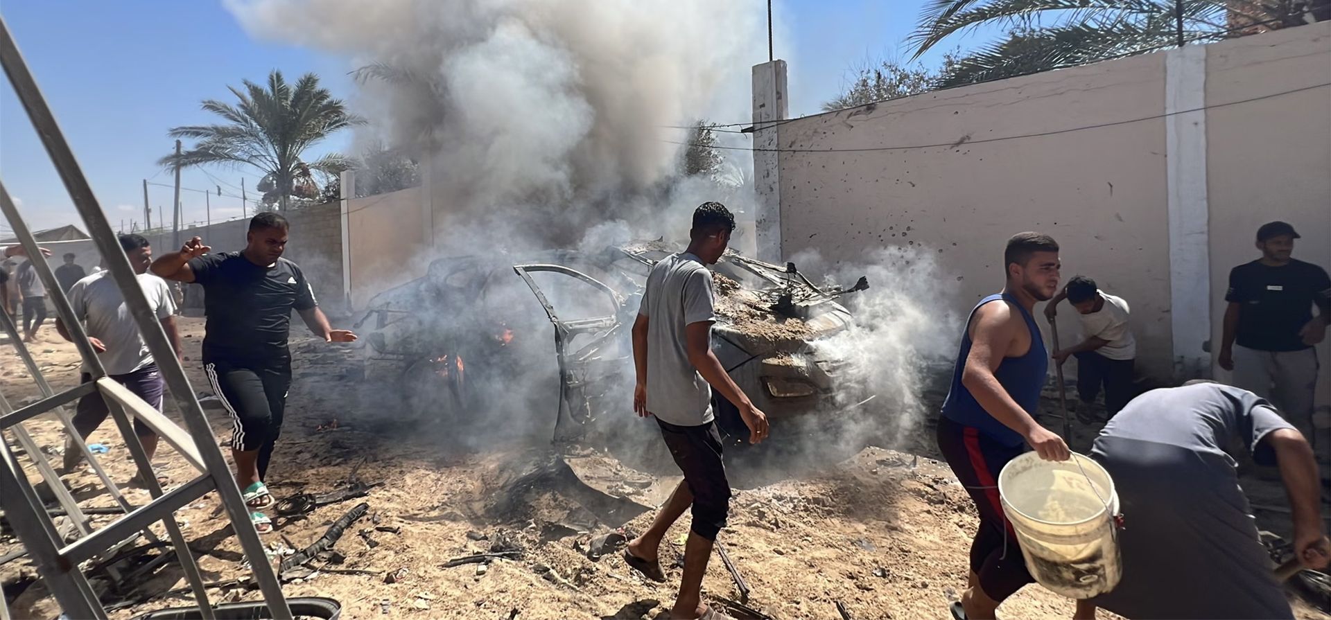 Humo y llamas se elevan desde un vehículo civil tras un ataque selectivo de un dron israelí. Al menos un palestino murió y varios resultaron heridos, según fuentes médicas y de defensa civil locales, Deir al-Balah, Gaza. Fotografía: Adam Bilal/Anadolu/Getty Images Humo y llamas se elevan desde un vehículo civil tras un ataque selectivo de un dron israelí. Al menos un palestino murió y varios resultaron heridos, según fuentes médicas y de defensa civil locales, Deir al-Balah, Gaza. Fotografía: Adam Bilal/Anadolu/Getty Images