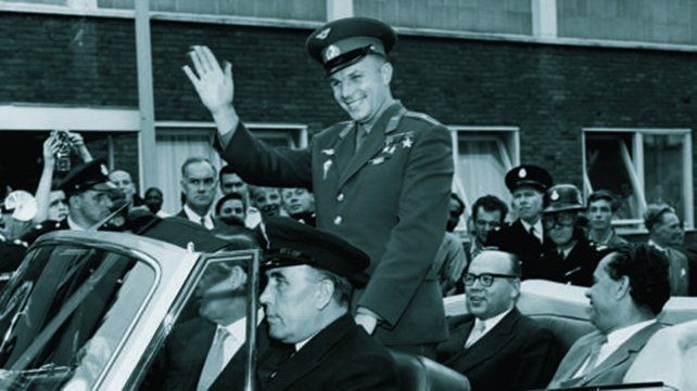 Gagarin en uno de los múltiples desfiles en los que participó como un héroe nacional - Archivo