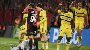Juan Ignacio Ramírez se lamenta por la chance del final ante Boca. Ahora Newells depende de muchos resultados.