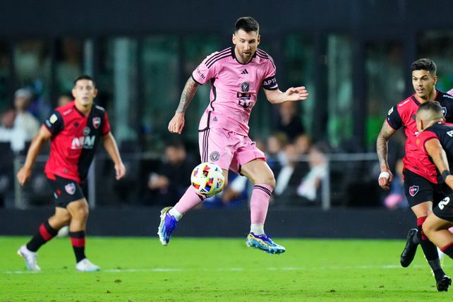 Leo con Inter Miami en el amistoso ante Newell's en 2024.