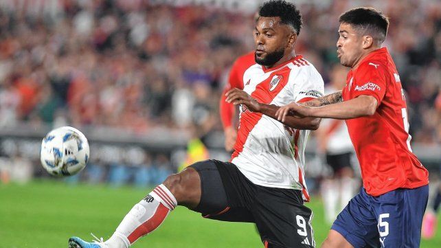 Miguel Borja marcó el primer gol de River ante Independiente.