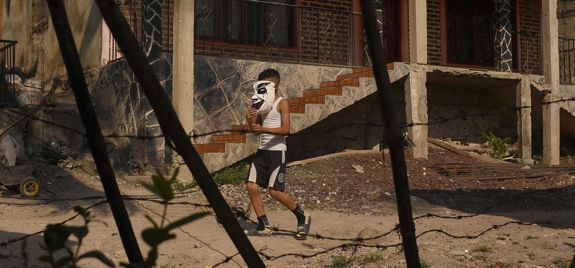 Un niño corre por las calles con una máscara durante el carnaval afromexicano de la ciudad en la región del río Actopan en Veracruz, Coyolillo, México. Fotografía: Héctor Quintanar/Gett Un niño corre por las calles con una máscara durante el carnaval afromexicano de la ciudad en la región del río Actopan en Veracruz, Coyolillo, México. Fotografía: Héctor Quintanar/Gett