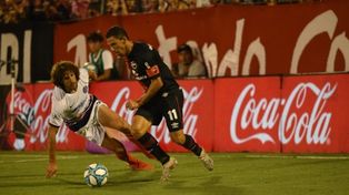 Una Fiera. Fabricio Coloccini no puede ante Maxi Rodríguez, quien recibió una ovación cuando fue reemplazado en el final.