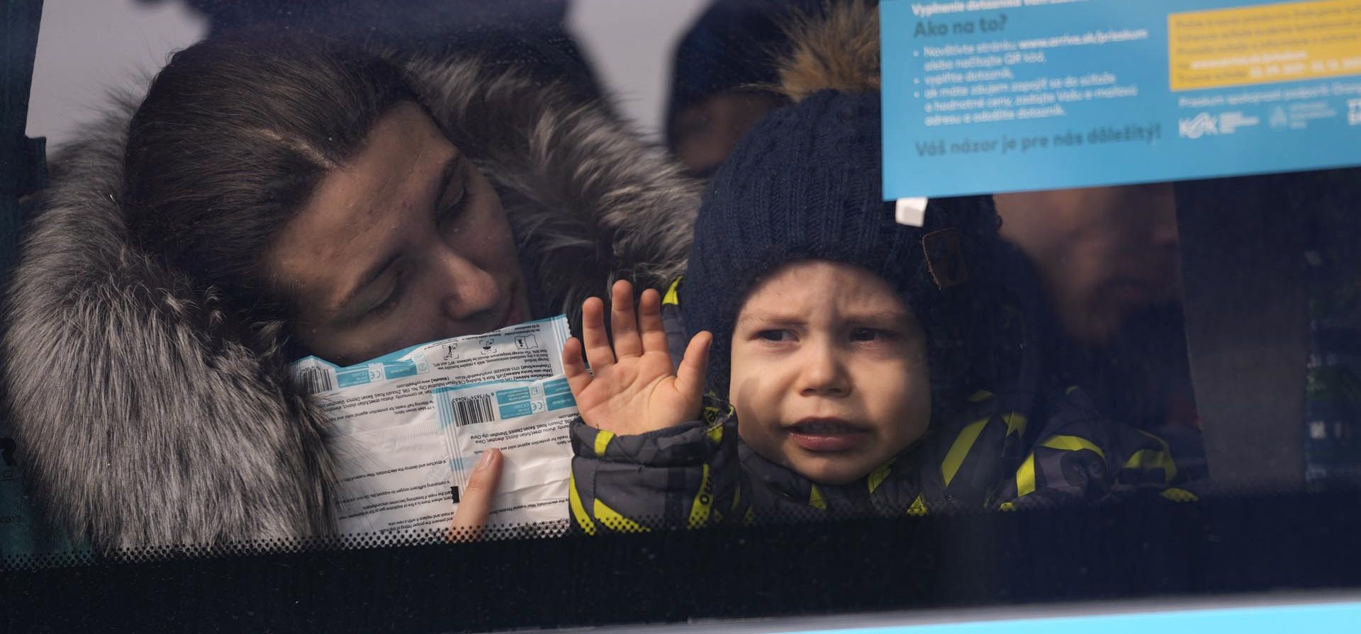 Un niño que huye de Ucrania mira desde la ventana de un autobús después de cruzar la frontera en Vysne Nemecke, Eslovaquia, el jueves 3 de marzo de 2022. Más de 1 millón de personas han huido de Ucrania tras la invasión de Rusia en el éxodo de refugiados más rápido de este siglo dijo el portavoz de Naciones Unidas.