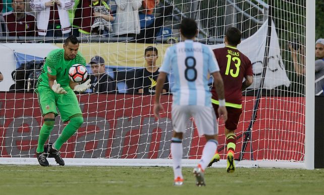 El momento exacto en el que Romero detiene el penal de Seijas.