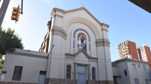 Bebé abandonado en una iglesia: una joven llorando, una misa emotiva y una policía solidaria