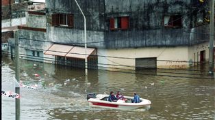 El avance del agua. Más de 135.000 personas fueron evacuadas.