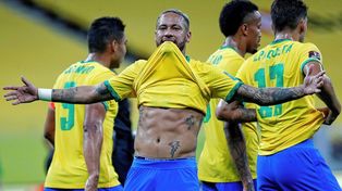 Neymar celebra la segunda conquista de Brasil ante Perú.