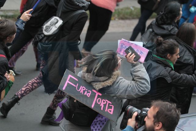 Multitudinaria marcha contra la violencia machista en Paraná