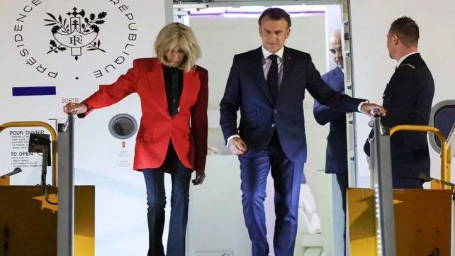 El mal momento de Emmanuel Macron en Vietnam cuando su esposa le dio un cachetazo en el avión