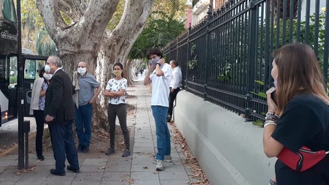 Con barbijos. El cónsul en Rosario (saco oscuro)