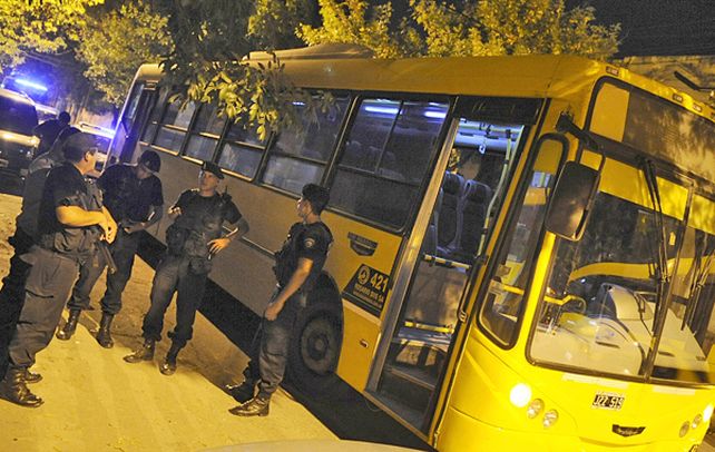 Efectivos policiales rodean el colectivo en el que fue baleado anoche un chofer de 61 años
