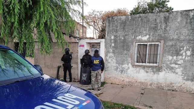 Robaron las dos armas reglamentarias de una pareja de policías en su casa del barrio Chalet