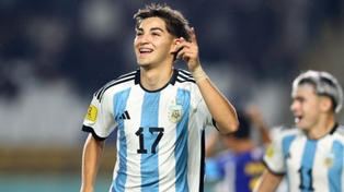 Valentino Acuña, con el número 17 de la selección argentina, que en esta ocasión llevará un excompañero de Newells.