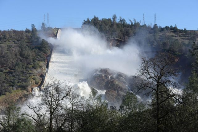 Casi 200.000 evacuados por daños en una presa en California