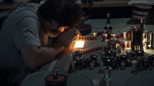 La vida a oscuras: la cinefilia y  la guerra perdida del celuloide