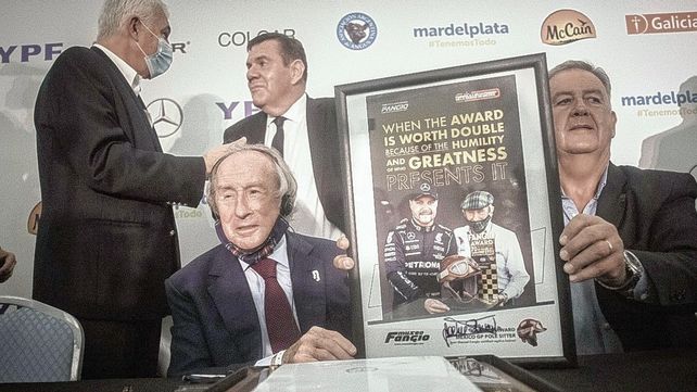 El escocés Jackie Stewart participa de un merecido tributo al quíntuple campeón argentino Juan Manuel Fangio.