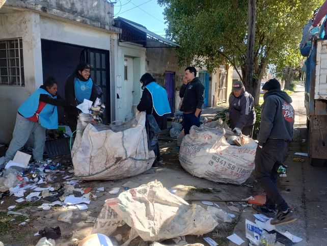 Intervinieron la casa de un acumulador y ya sacaron 10 camiones de basura