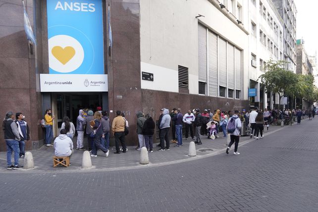Largas colas pueden apreciarse a diario en la sede de Anses Rosario