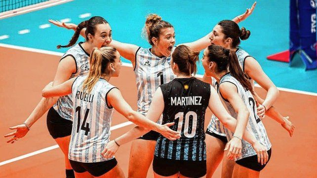 La santafesina Emma Williner (camiseta 1) festeja el triunfo ante las germanas.