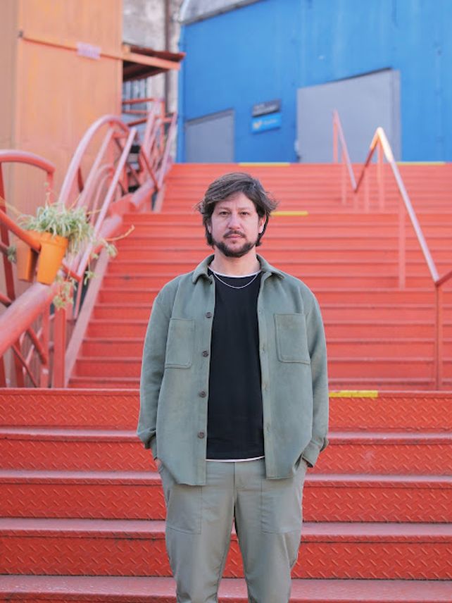 Ale Gigena es un director rosarino residente en Buenos Aires, donde está a cargo de un taller actoral. 