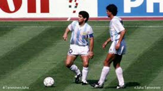 Juntos. Diego Maradona junto al Gringo Giusti en el Mundial 86 de México donde alcanzaron la gloria eterna.
