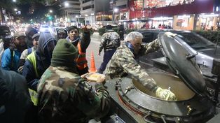 Cada noche los veteranos de Malvinas reparten raciones de comida que preparan en una cocina de campaña con la que recorren las calles de Rosario.