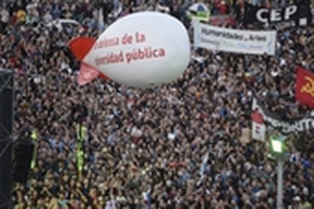 Miles de rosarinos marcharon este miércoles para rechazar el veto presidencial.