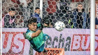 Huracán ganó gracias a la labor de su arquero, Sebastián Meza , que atajó dos remates en la serie.
