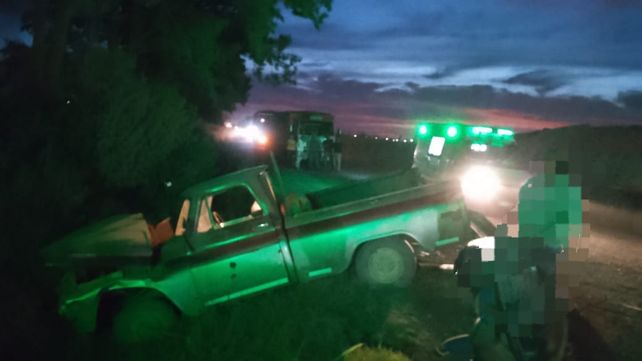 La camioneta Chevrolet fue a parar adentro de una cuneta por el fuerte impacto con el camión.