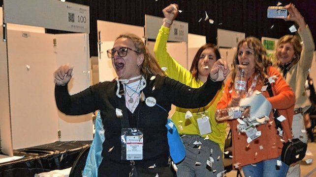 Festejos. De la docente asesora Stella Maris Pérez en Tecnópolis tras conocer el reconocimiento al trabajo La historia a través de las películas.