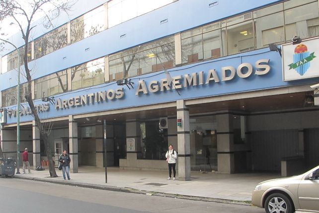 Los futbolistas de Primera se opusieron a tener un tope salarial.