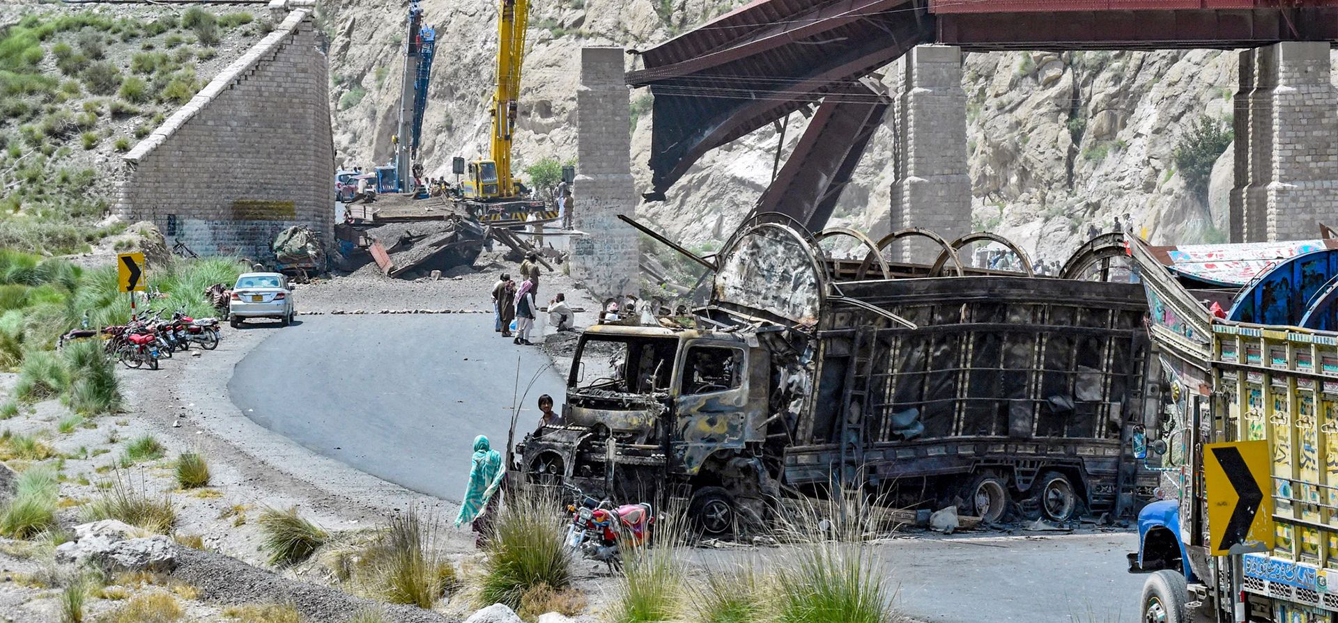 Vehículo calcinado cerca de un puente ferroviario derrumbado la mañana después de una explosión de militantes separatistas en el distrito de Bolan, en la provincia de Baluchistán. Banaras Khan/AFP/Getty Images Vehículo calcinado cerca de un puente ferroviario derrumbado la mañana después de una explosión de militantes separatistas en el distrito de Bolan, en la provincia de Baluchistán. Banaras Khan/AFP/Getty Images