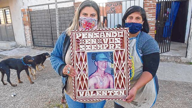 Familia. La madre y la hermana de Valent&iacute;n siguen esperando saber qu&eacute; pas&oacute; con el adolescente de 15 a&ntilde;os.