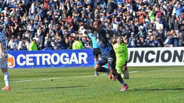 Sebastián Villa festeja el gol del triunfo ante el Rojo.