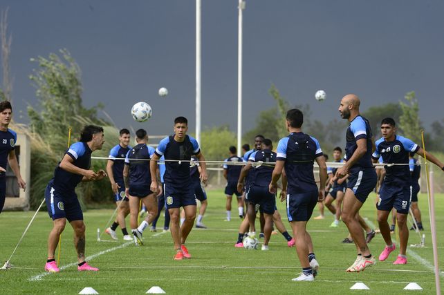 Los futbolistas de Central en el inicio de la práctica que no se pudo completar. Hoy todos esperan que no haya agua.
