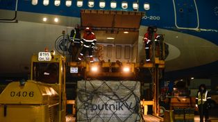 Llegó otro lote de la vacuna Sputnik V y parte un nuevo avión hacia Moscú