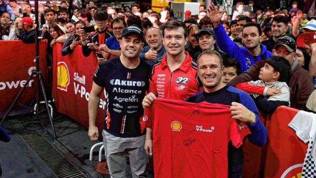 El ídolo de Ford junto a los fanáticos.