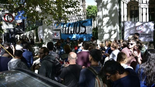 Una multitud se congregó en la radio abierta frente a Tribunales Federales.