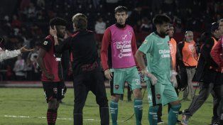 Desazón. Heinze consuela a Mosquera y Hoyos se lamenta.