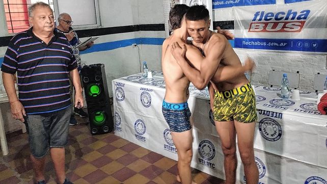 El abrazo entre el paranaense y el púgil visitante tras el pesaje oficial. Combatirán a seis rounds en el gimnasio de Peñarol.