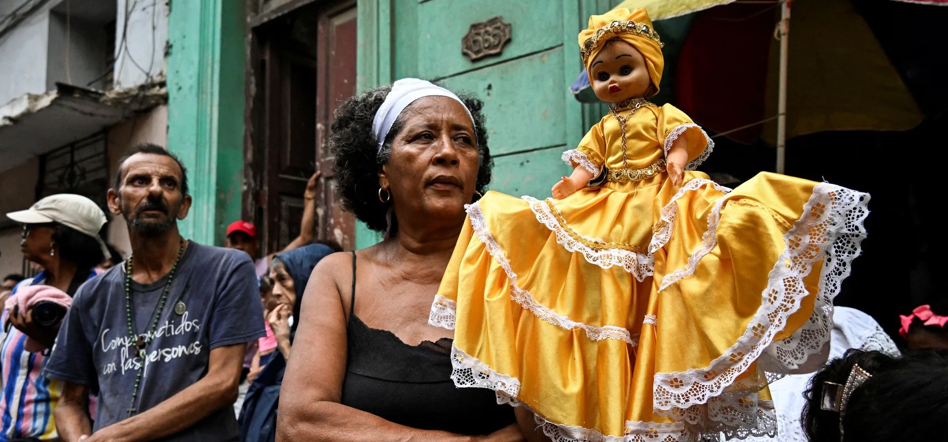 Un seguidor de la Virgen de la Caridad, conocida como Oxun en la religión yoruba, lleva una muñeca en una procesión de celebración, La Habana, Cuba. Fotografía: Yamil Lage / AFP / Getty Images Un seguidor de la Virgen de la Caridad, conocida como Oxun en la religión yoruba, lleva una muñeca en una procesión de celebración, La Habana, Cuba. Fotografía: Yamil Lage / AFP / Getty Images