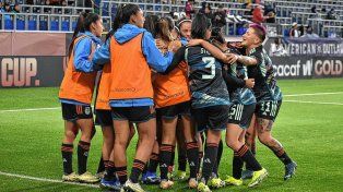 La Selección Argentina goleó a República Dominicana y aguarda marcados para saber si estará en cuartos de final.