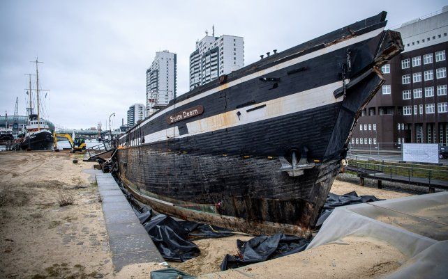 La embarcación "Seute Deern" de 101 años fue sacado de su atracadero en el Museo Marítimo Alemán a pocos metros de la cuenca del puerto vecino para ser desguazado allí.