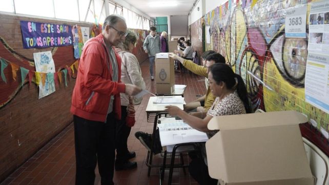 Arrancó la jornada de votación en unas elecciones con final abierto