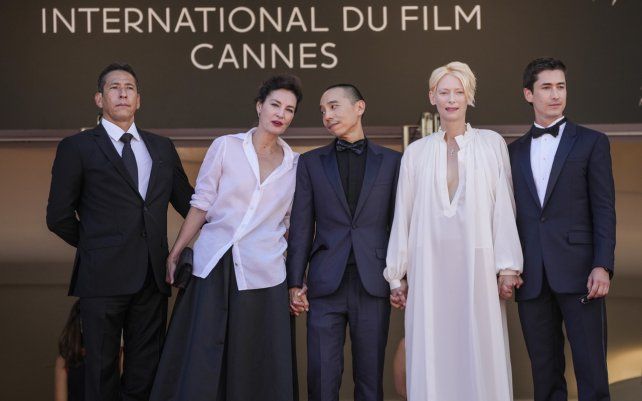 lkin Diaz, Jeanne Balibar, Apichatpong Weerasethakul, Tilda Swinton y Juan Pablo Urrego posan para los fotógrafos a su llegada al estreno de la película